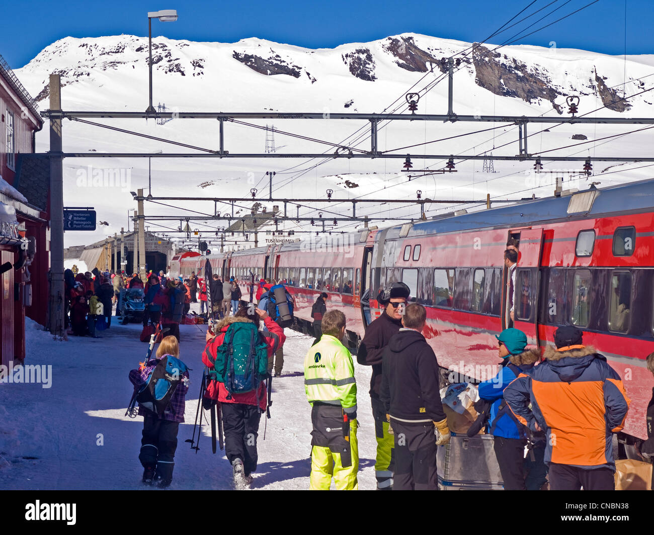 Finse railway station en la meseta de Hardanger de Noruega. Oslo a Bergen railway Foto de stock