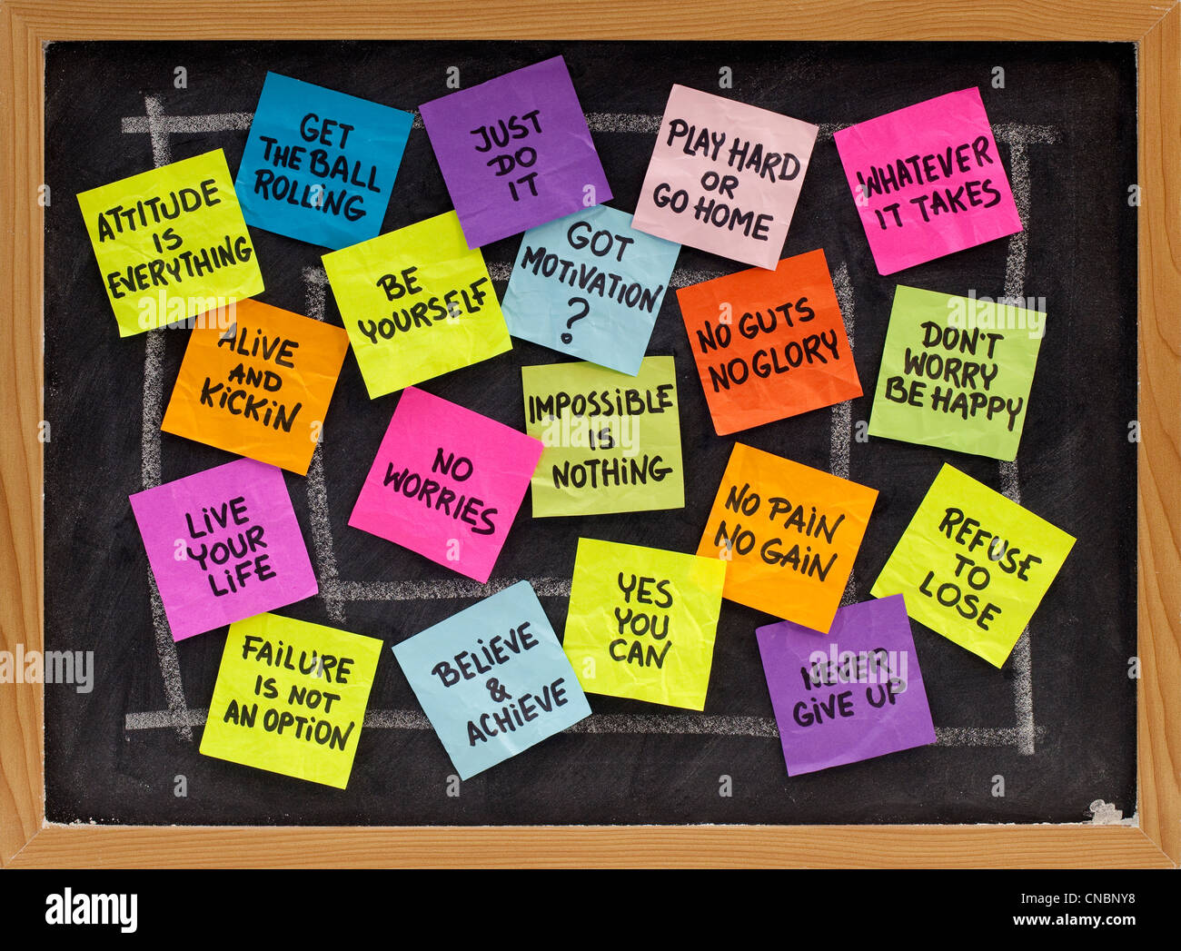 Eslóganes y frases motivacionales - Notas de recordatorio colorido en pizarra Foto de stock