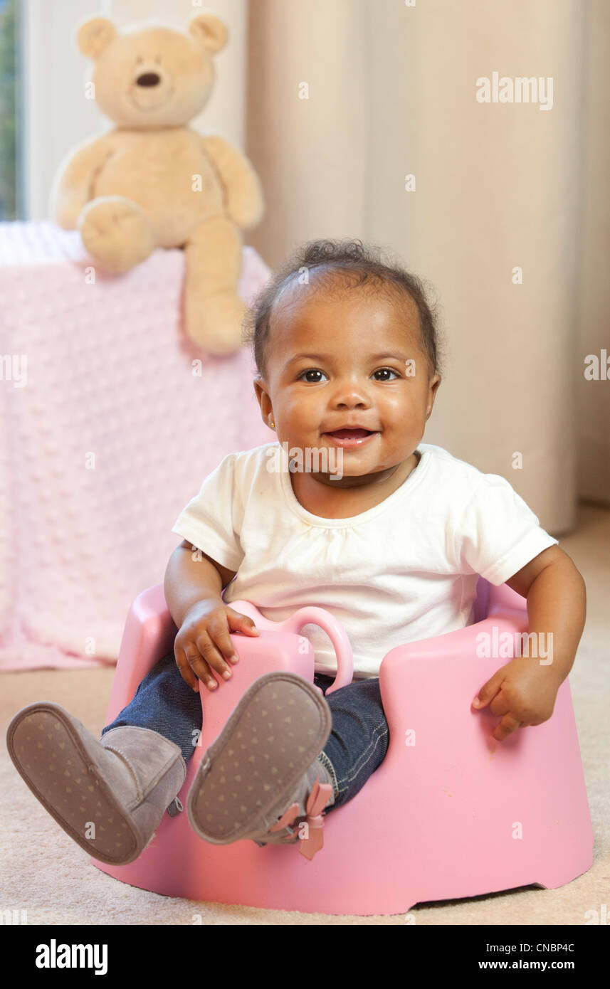 Un Bebe Se Sienta En Un Asiento De Bebe Uk Fotografia De Stock Alamy
