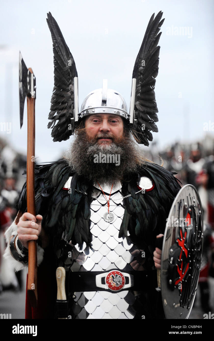 Hombres vestidos con traje de Vikingo de tomar parte en el festival anual  de la Up Helly Aa en Lerwick, Islas Shetland, Escocia Fotografía de stock -  Alamy