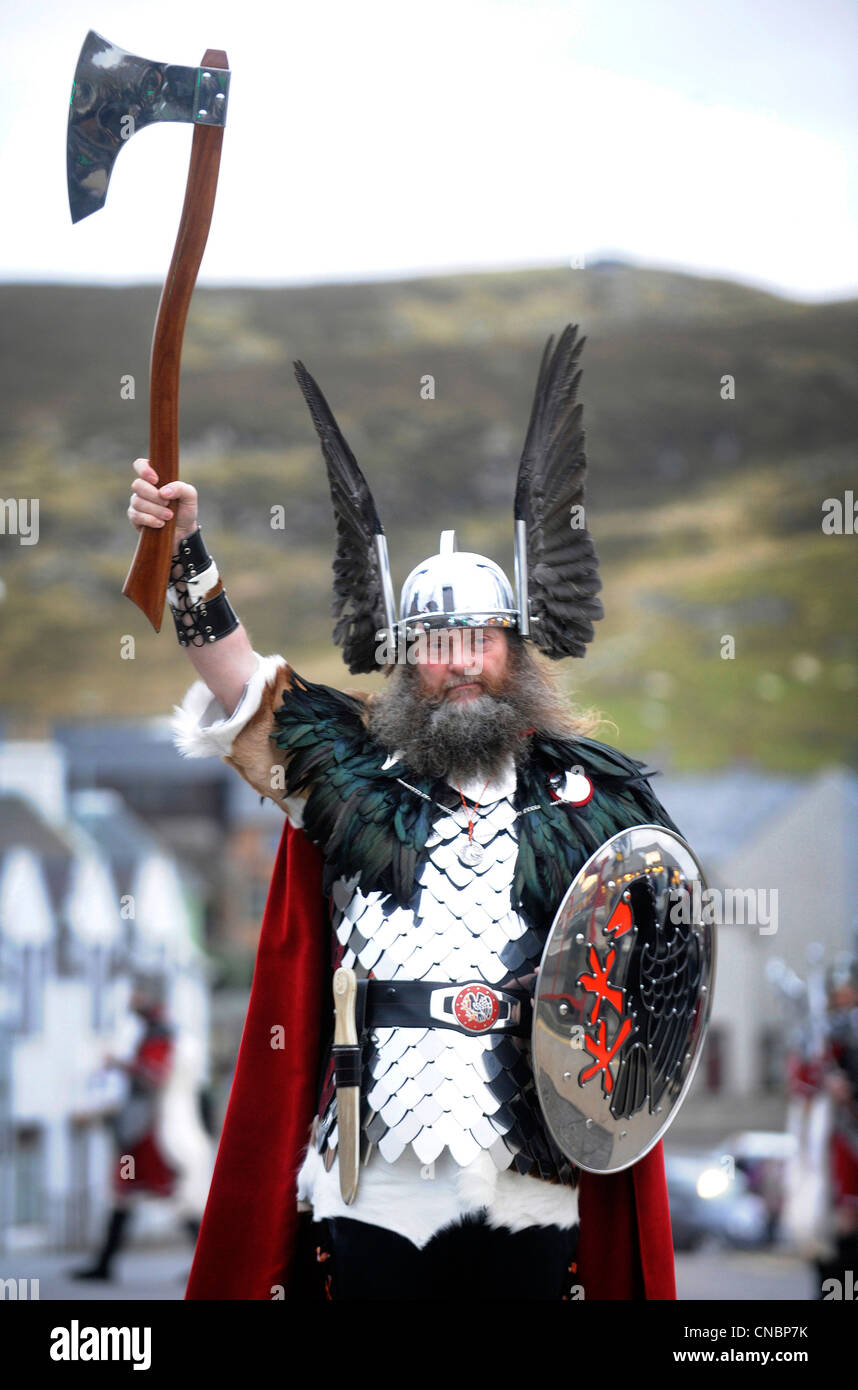 Hombres vestidos con traje de Vikingo de tomar parte en el festival anual de la Up Helly Aa en Lerwick, Islas Shetland, Escocia. Foto de stock