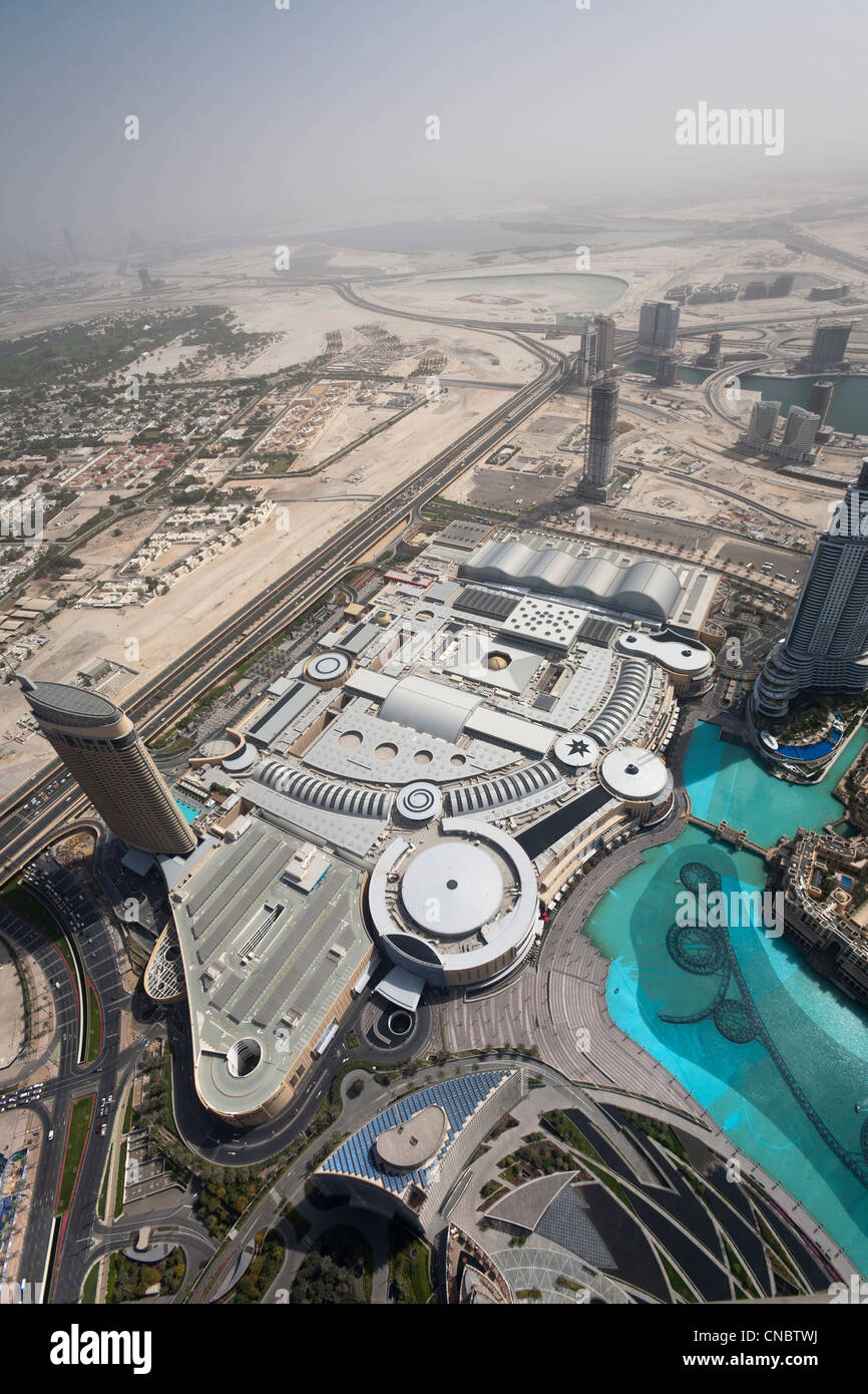 Una descripción general del Dubai Mall, el centro comercial más grande del mundo (Dubai - Emiratos Árabes Unidos). Foto de stock