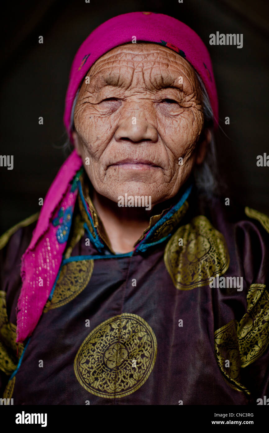 Mongolia, Khovsgol provincia, región de Tsagaannuur, territorios tribales del oeste de taiga, anciana vistiendo tradicionales Foto de stock