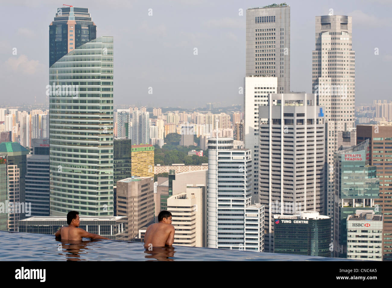 Singapur, Marina Bay, Marina Bay Sands Hotel inaugurado en 2010, diseñado por el arquitecto Moshe Safdie por 4,5 millones de euros, con una Foto de stock