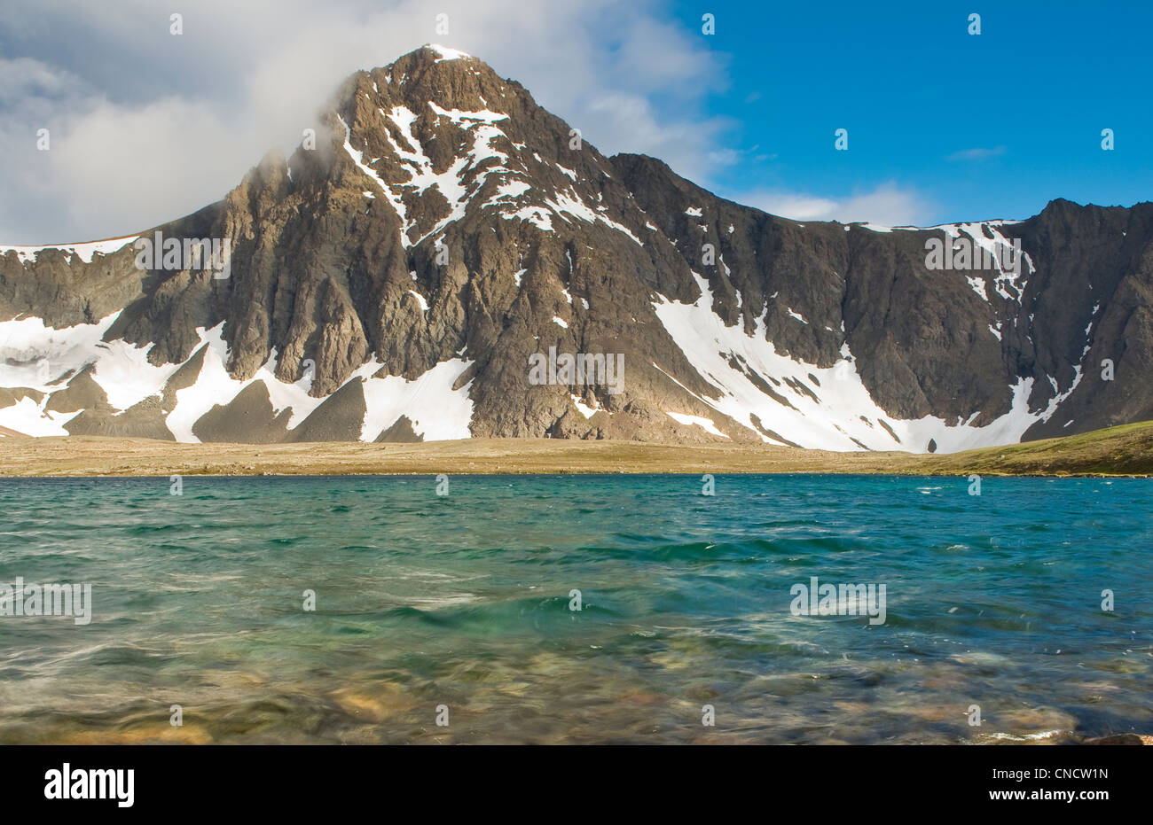 Vista panorámica del norte de suicidio Peak y el Lago Rabbit, Chugach State Park, Southcentral Alaska, Verano Foto de stock