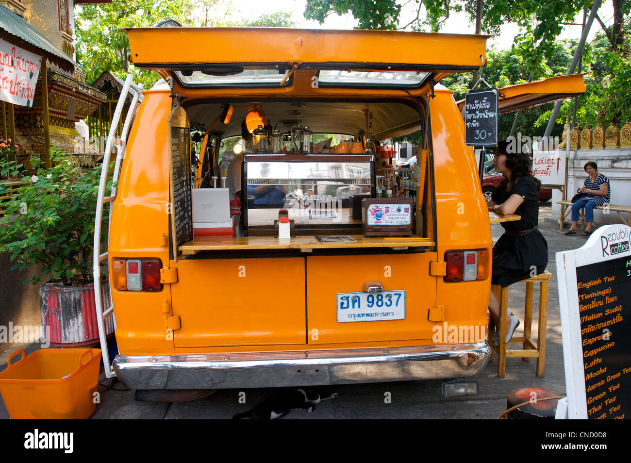 Camioneta de café, camper amarillo van café, Chiang Mai, Tailandia Foto de stock