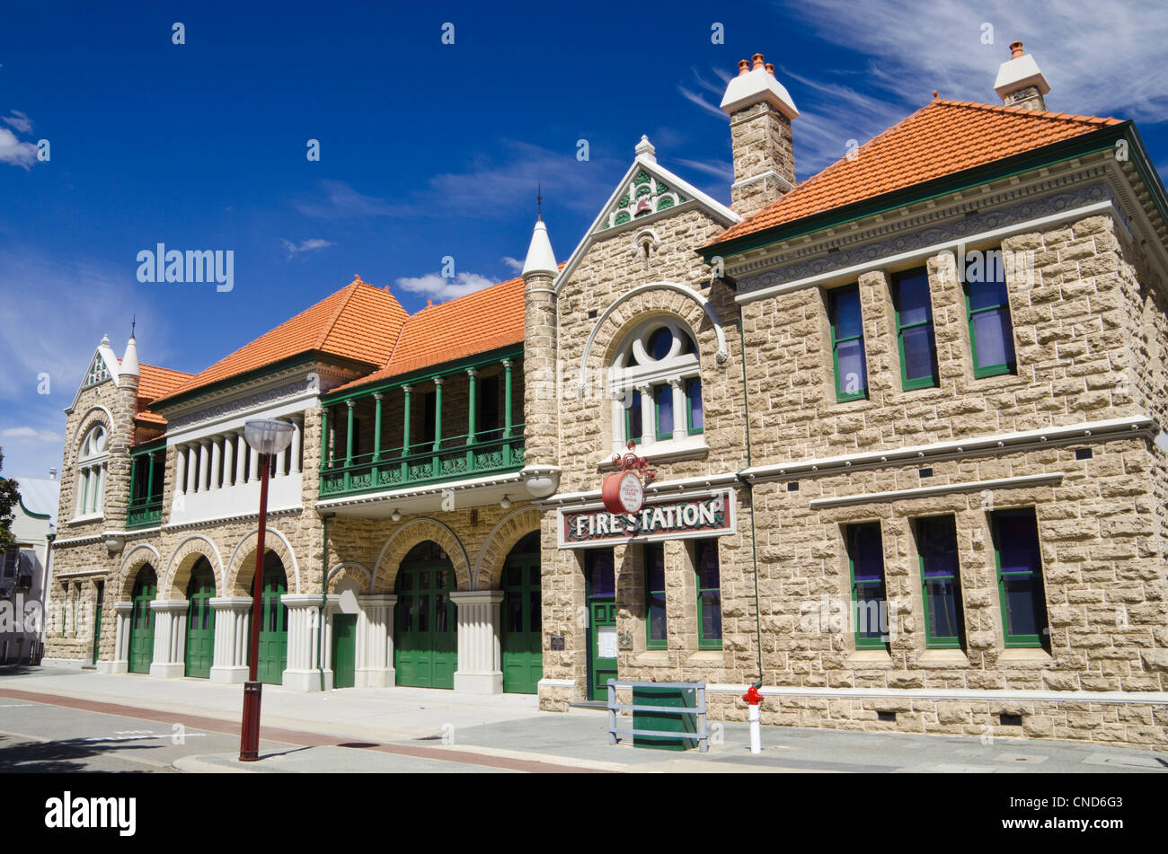 Bomberos No.1 estación inaugurada en 1901, construida con piedra caliza con influencias Renacimiento románico, Perth, Australia Occidental Foto de stock