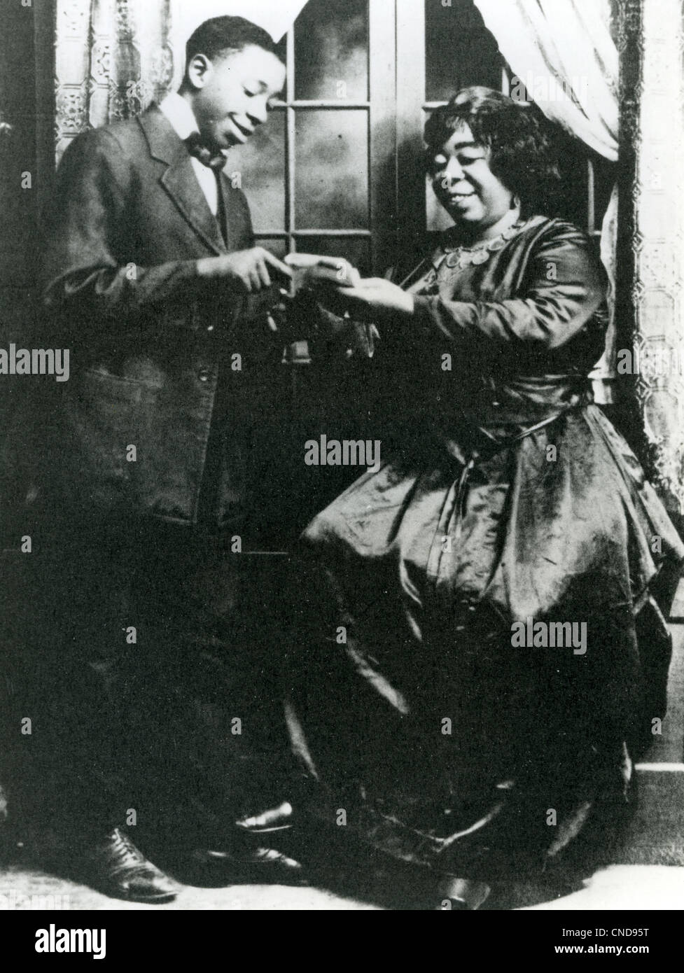 GERTRUDE MA RAINEY (1886-1939) cantante estadounidense de blues con desconocido Foto de stock