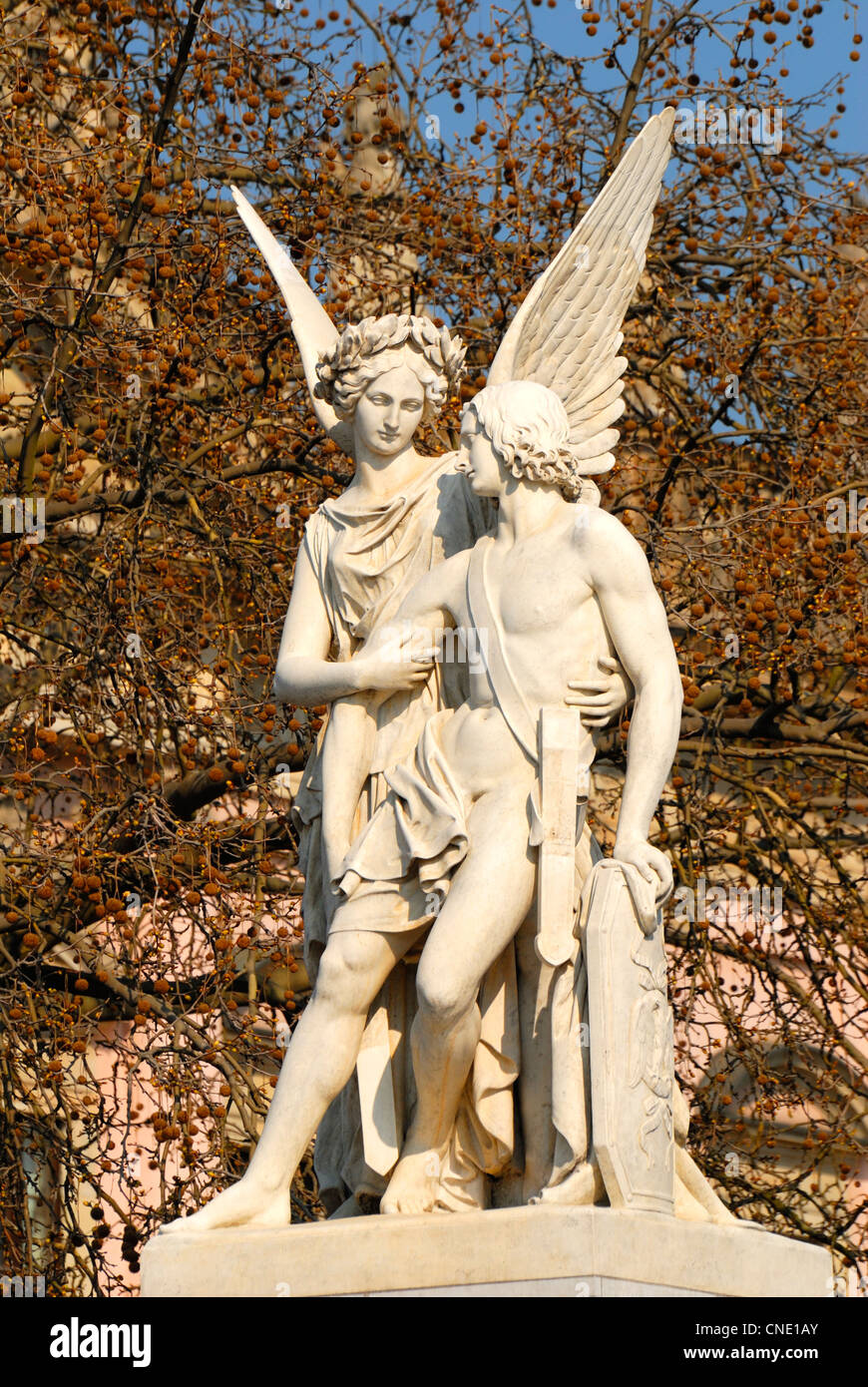 Berlín, Alemania. Estatua en Schlossbrucke (puente) la diosa Nike apoyando  a un guerrero herido (Ludwig Wichmann, c1857 Fotografía de stock - Alamy