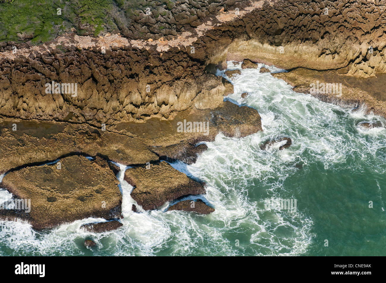 Las olas que rompen en la costa de coral, vista aérea, la región de Pwani, Tanzania Foto de stock