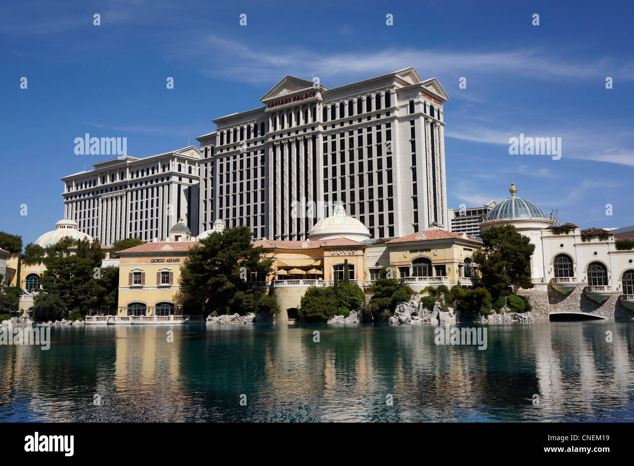 Vista de Caesars Palace y las tiendas del Bellagio Hotel and Casino, Las Vegas Foto de stock