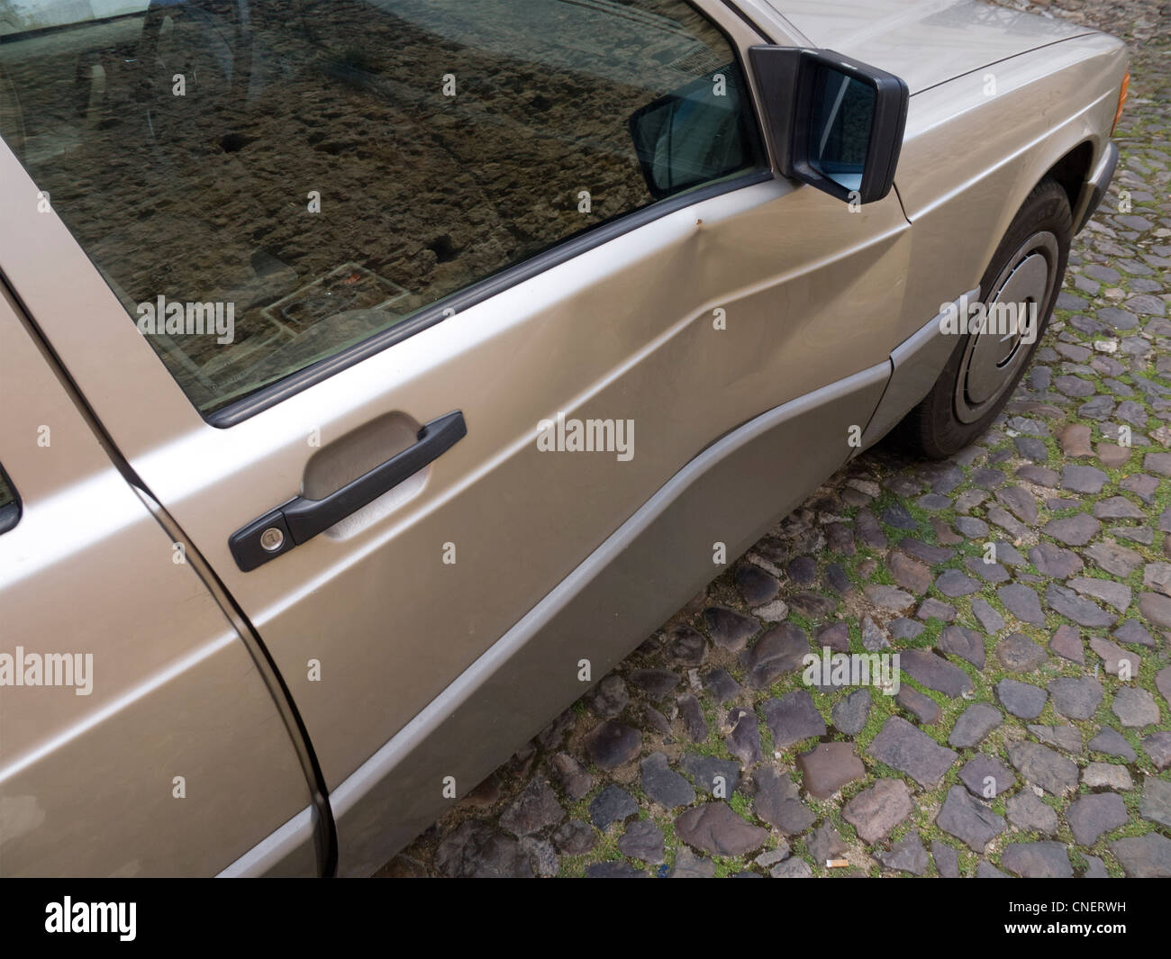 Puerta auto fotografías e imágenes de alta resolución Alamy
