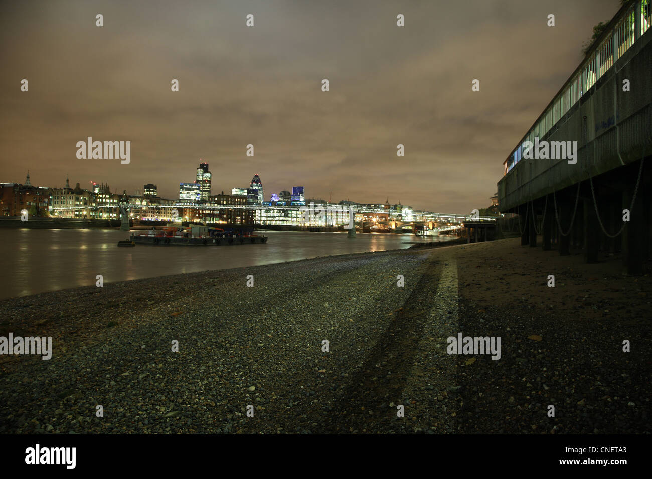 El Puente del Milenio por la noche en Londres cruzando el Támesis Foto de stock