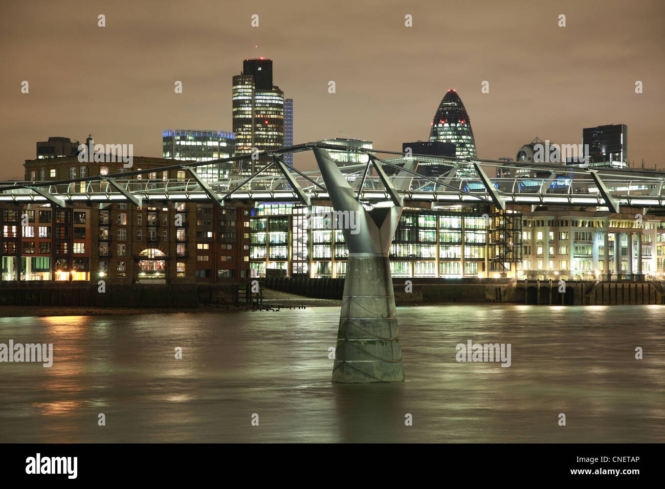El Puente del Milenio por la noche en Londres cruzando el Támesis Foto de stock