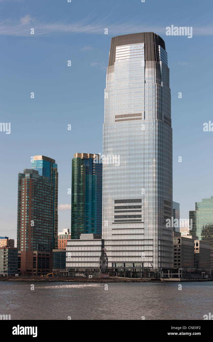 La torre Goldman Sachs (aka 30 Hudson Street) con vistas al Río Hudson, en Jersey City, Nueva Jersey. Foto de stock
