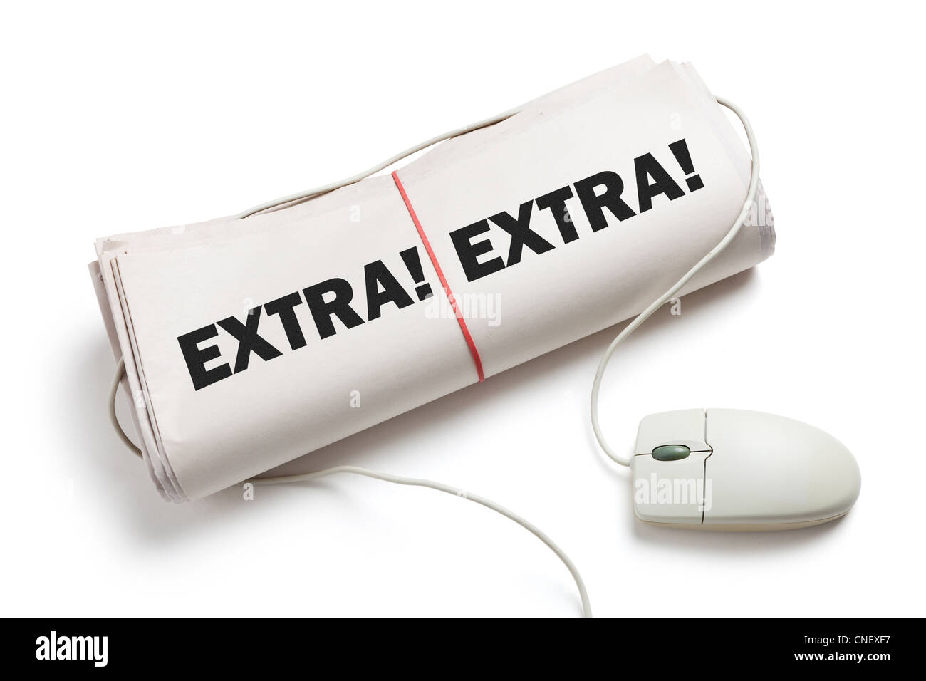 Noticias Extra, ratón de ordenador y un periódico rollo con fondo blanco. Foto de stock