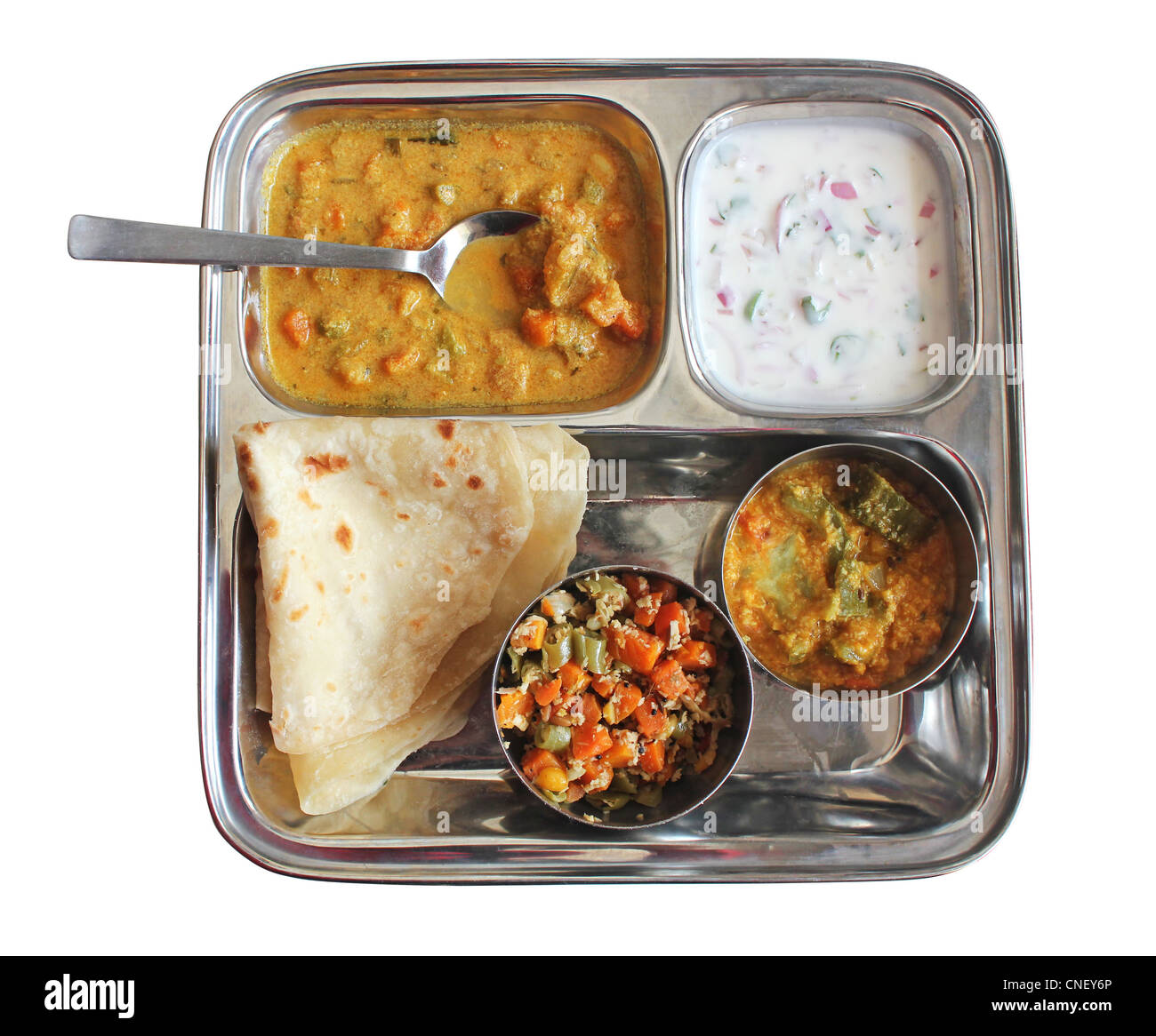 Pan tradicional de la India chapati con curry, ensalada y raitha aislado en blanco Foto de stock