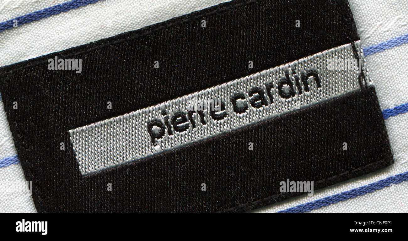 Detalle de la etiqueta en el cuello de una camisa de hombre de la ropa  Pierre Cardin Fotografía de stock - Alamy