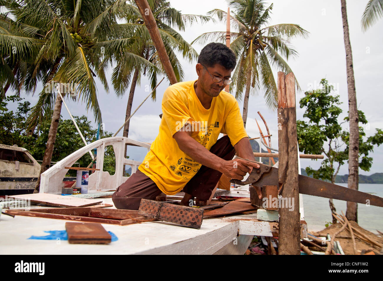 Carpintero artesanal un tradicional barco de outrigger, El Nido, Palawan, Filipinas, Asia Foto de stock