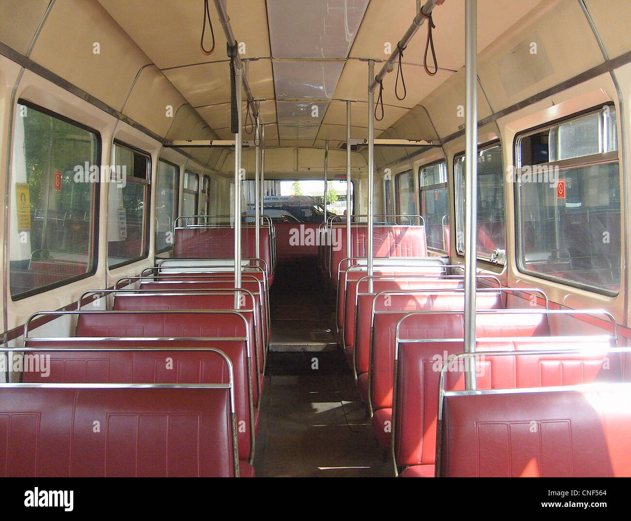 Interior de conservas de Aliso Valle de autobuses nacionales cortos KCG 627L, mostrando asientos cubiertos de cuero rojo Foto de stock