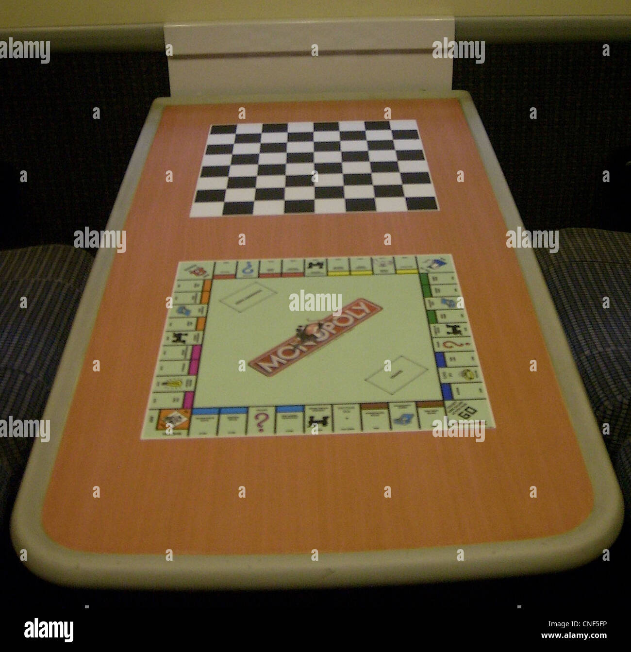 El único combinado de ajedrez y tableros de juego de monopolio sobre la superficie de la mesa Foto de stock