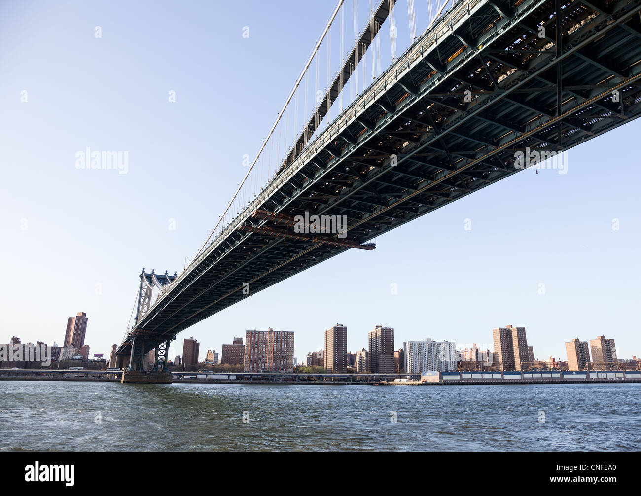Midtown Manhattan visible bajo span de Manhattan Bridge Foto de stock