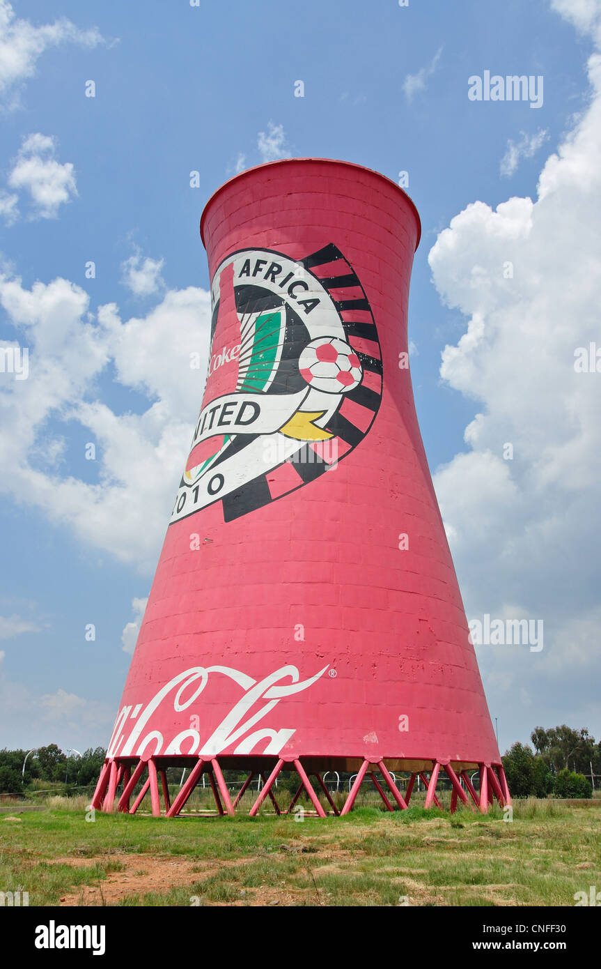 Pintado de la torre de refrigeración fuera del estadio Soccer City, Nasrec, Johannesburgo (provincia de Gauteng, República de Sudáfrica. Foto de stock