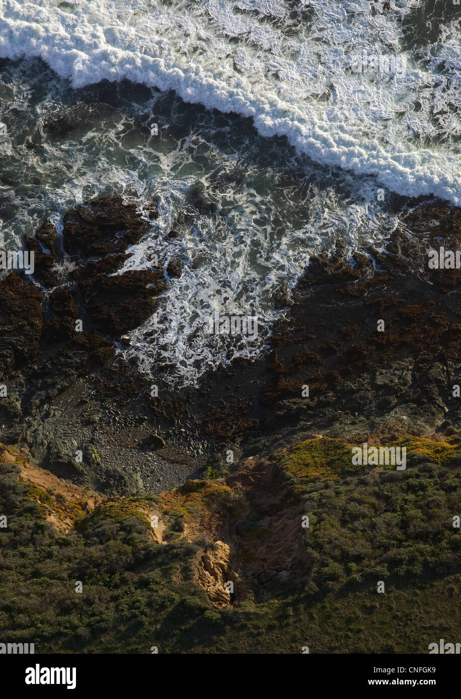 Fotografía aérea de piscina de marea del Pacífico de la costa central de California Foto de stock