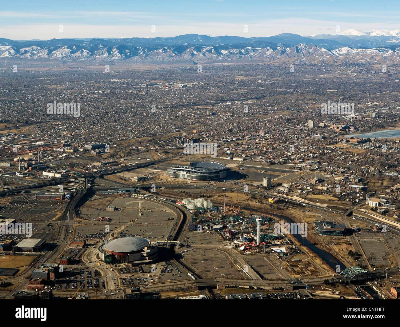 Fotografía aérea de campo de Sports Authority en Mile High Stadium el parque de diversiones Elitch Gardens Denver Colorado Foto de stock