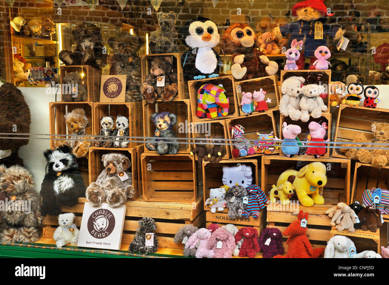 Muñecos de peluche en la tienda escaparate Foto de stock