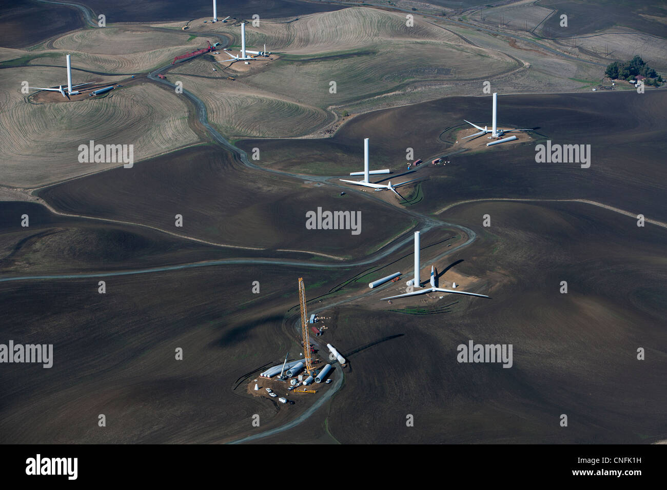 Fotografía aérea de grandes aerogeneradores en construcción el condado de Solano, California Foto de stock