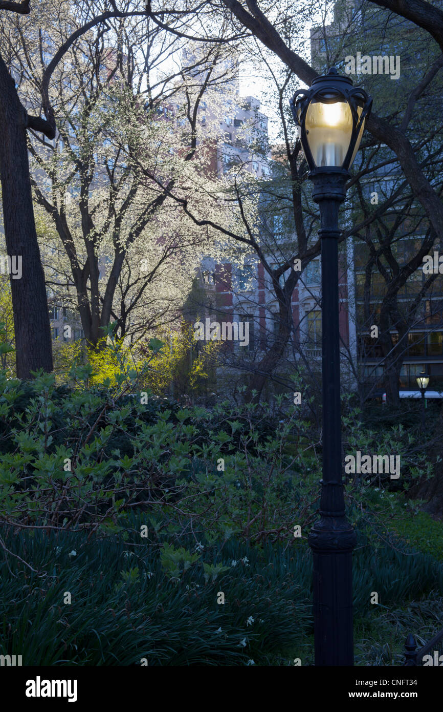 Central Park, la ciudad de Nueva York temprano en la mañana con la lámpara de la calle aún iluminado cerca de la calle 86. Foto de stock