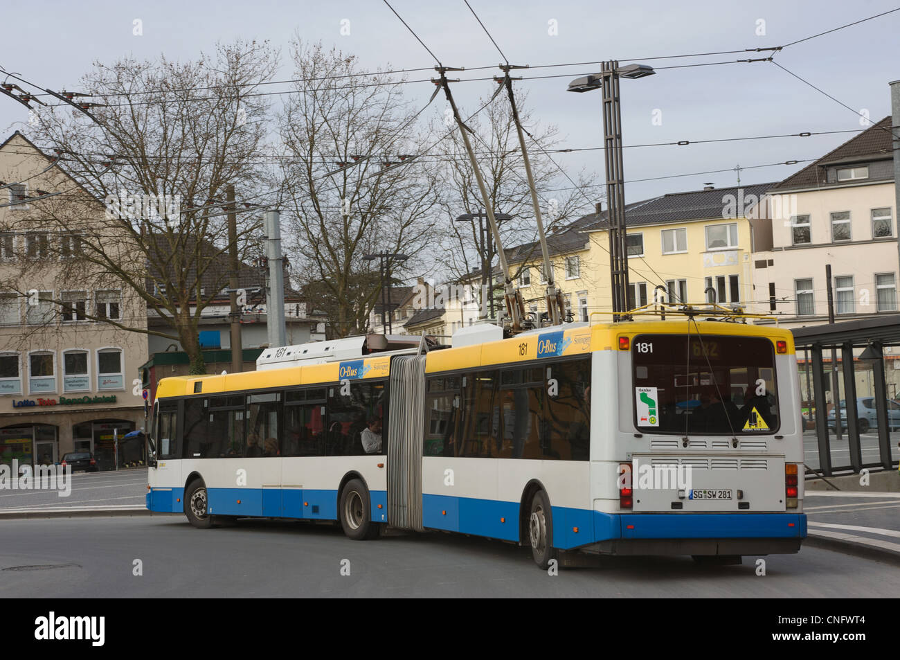 Electric bus wires fotografías e imágenes de alta resolución Alamy