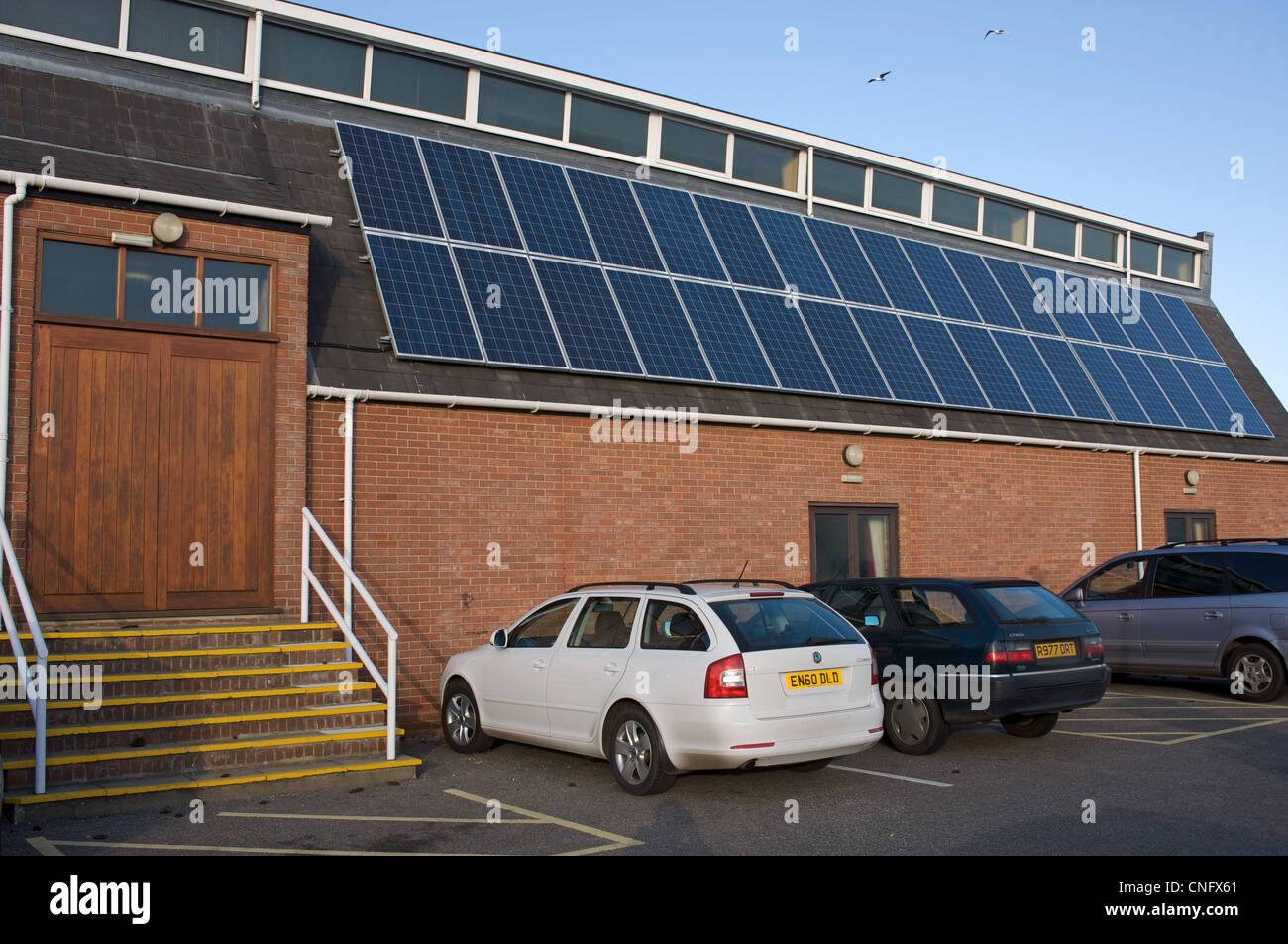 Los paneles solares instalados en el techo de un edificio público, Reino Unido. Foto de stock