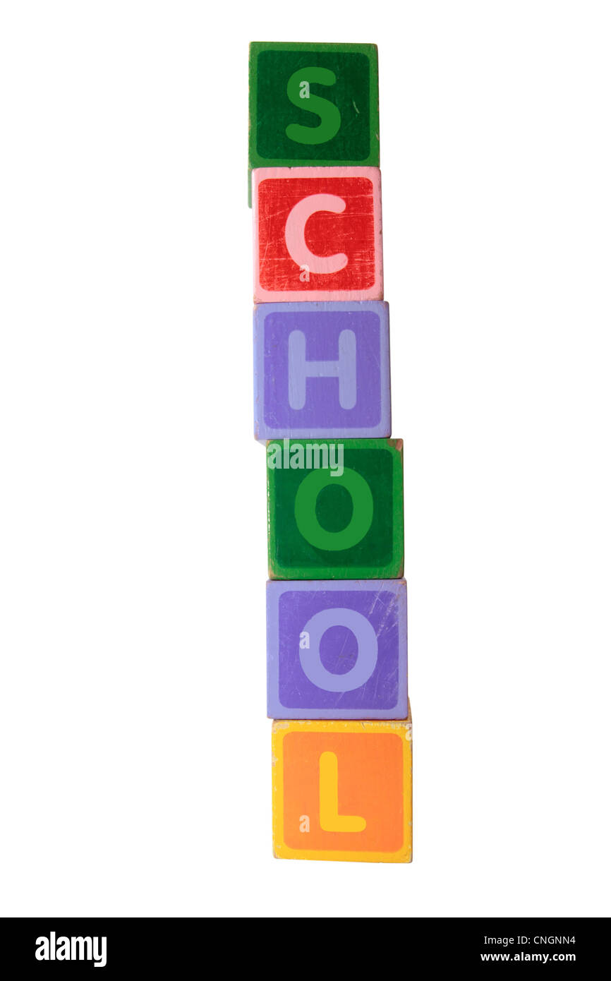 Surtida carta de bloques de juguete infantil contra un fondo blanco ese hechizo escuela con trazado de recorte Foto de stock