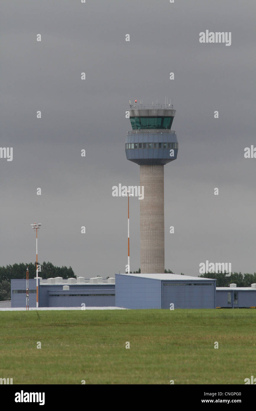 Torre de control del tráfico aéreo en el aeropuerto de East Midlands Foto de stock