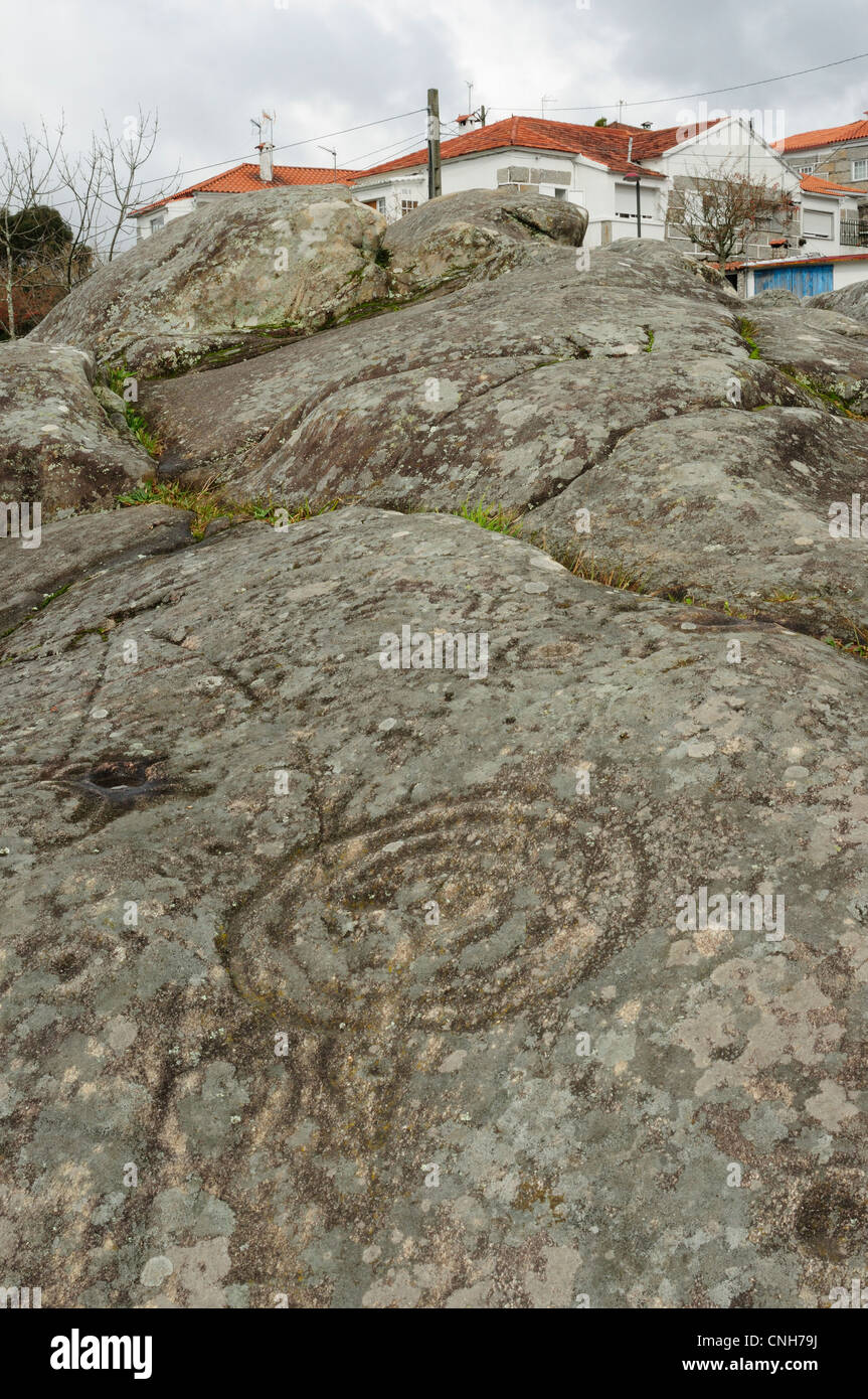 El arte rupestre de los antiguos glifos. Galicia, España. Foto de stock