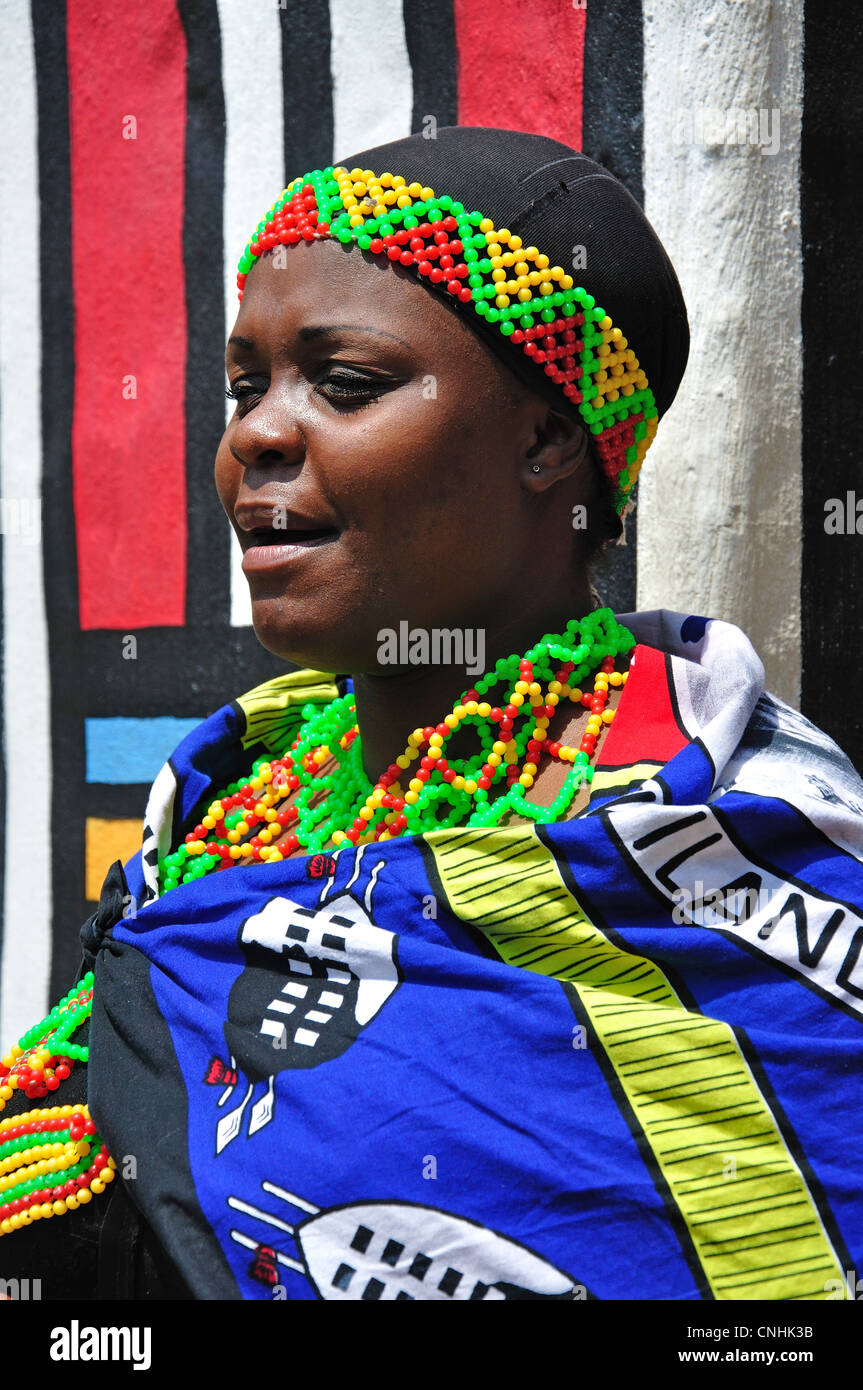 Joven Mujer en zulú Cultural Lesedi African Village, Broederstroom, Johannesburgo, en la 