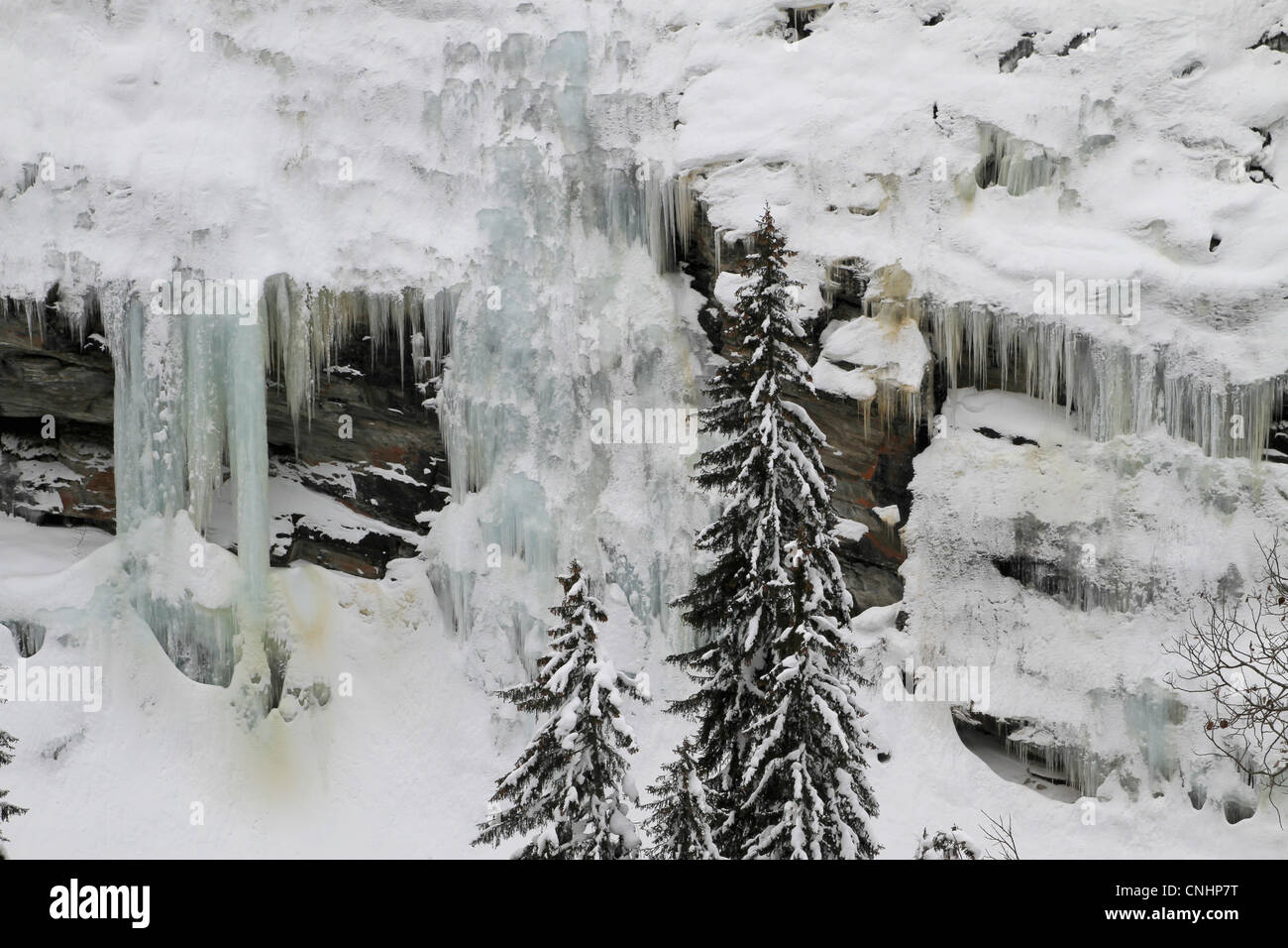 Las cascadas congeladas y carámbanos por el lado de la montaña Foto de stock