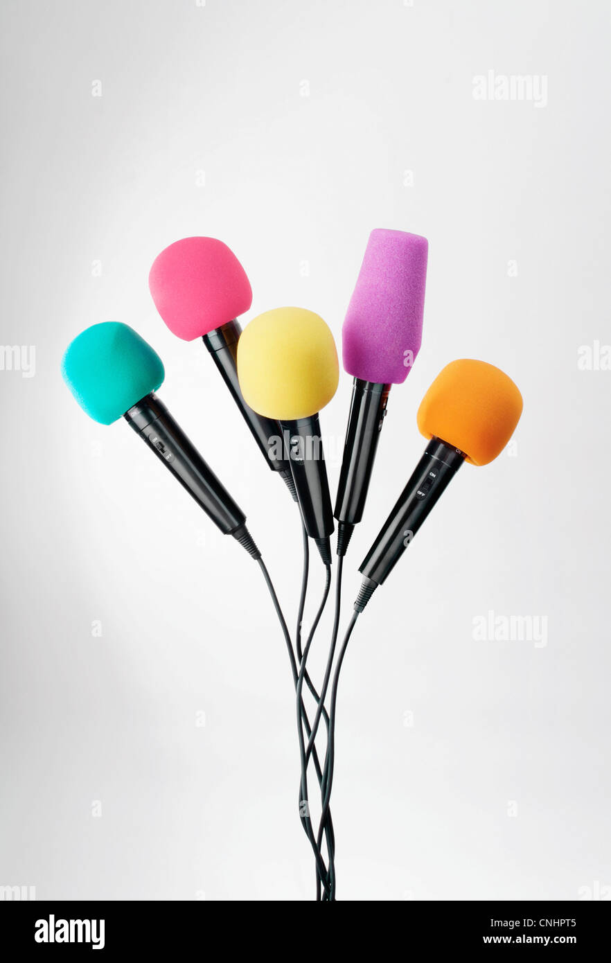 Los micrófonos de varios colores Foto de stock