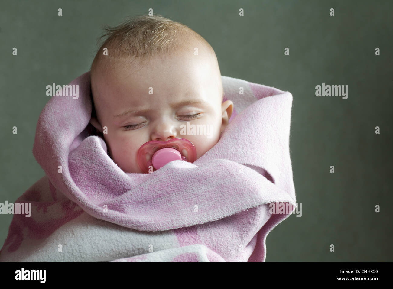 Bebé recién nacido envuelto en toalla Fotografía de stock - Alamy