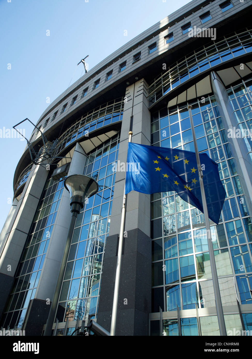 Edificio del Parlamento Europeo con la bandera de la Unión Europea, Bruselas, Bélgica Foto de stock