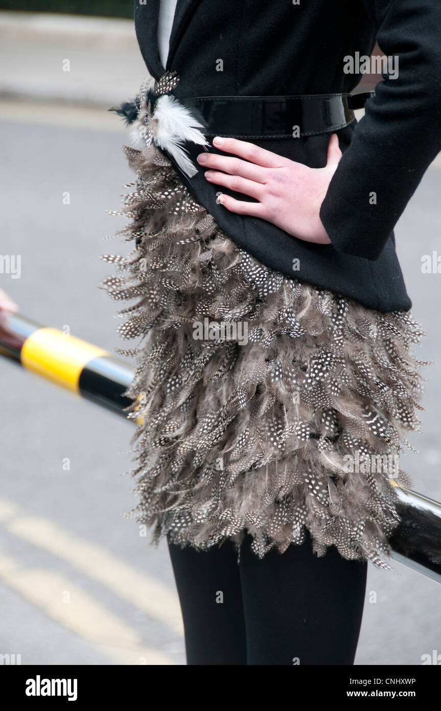 La Semana de la Moda de Londres alternativa 2012 .modelo que lleva una falda  de plumas Fotografía de stock - Alamy