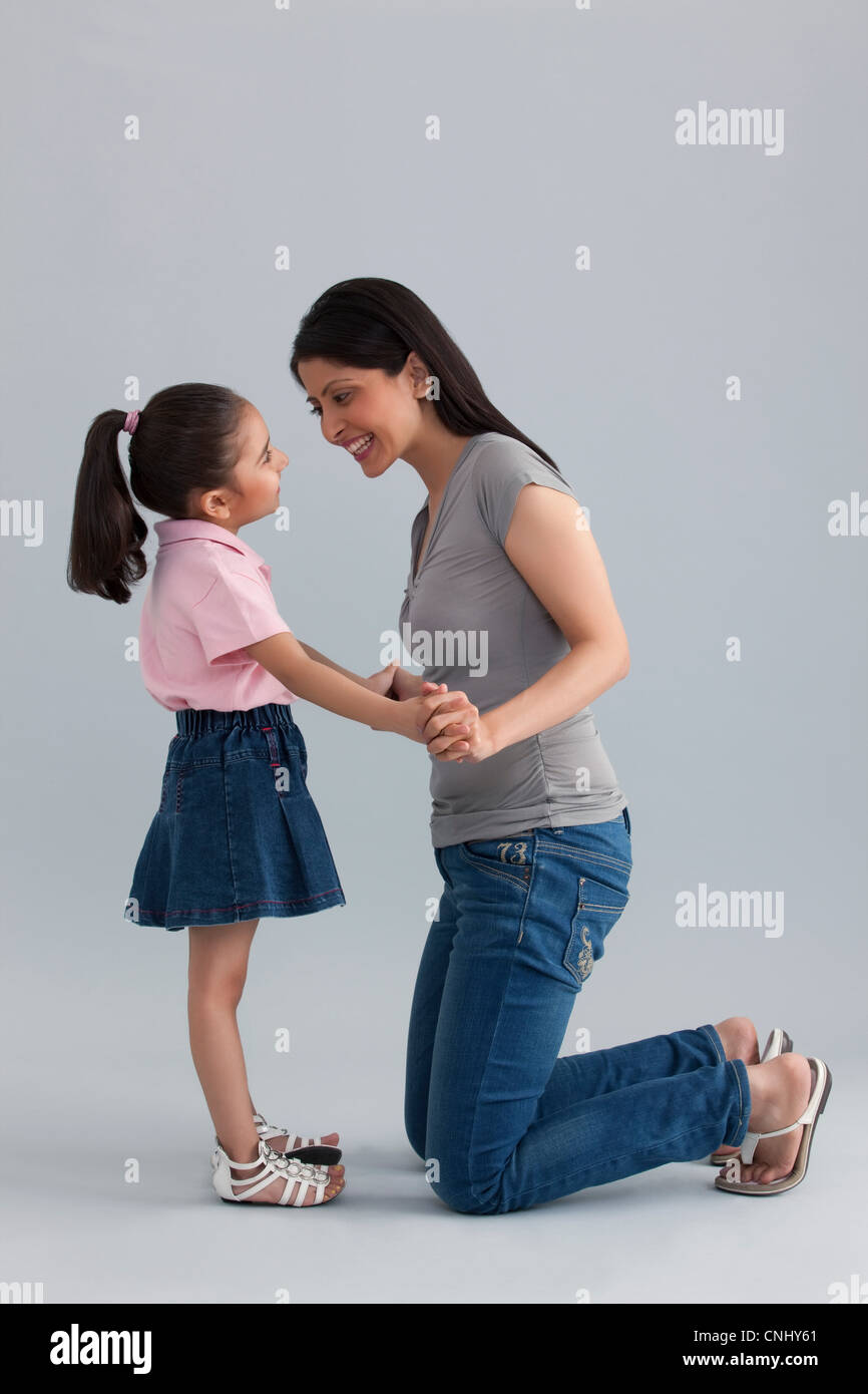 Madre e hija divirtiéndose Foto de stock