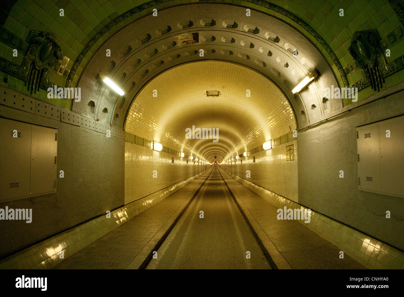 Dentro de antiguo túnel del Elba, Hamburgo, Alemania. Foto de stock