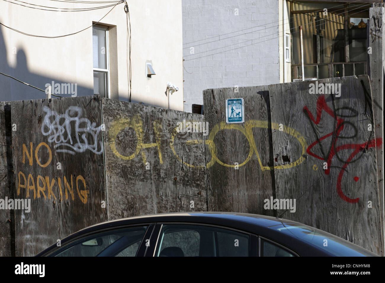 No hay aparcamiento, Oh Dios, la escritura de graffiti en las paredes del vandalismo urbano auto-expresión street Williamsburg, Nueva York, Nueva York, EE.UU. Foto de stock