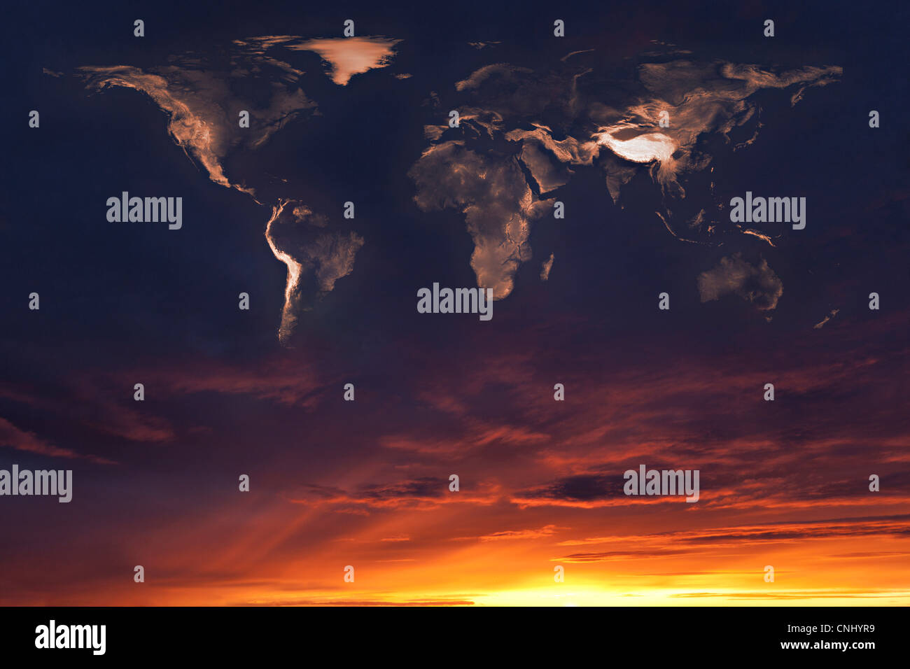 Mapa del mundo en las nubes al atardecer Foto de stock
