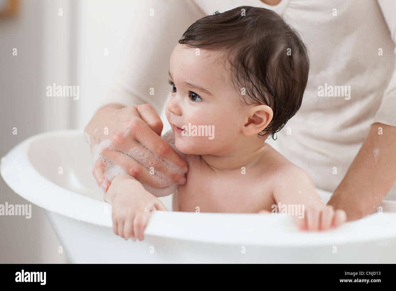 Baby Boy tener un baño Foto de stock