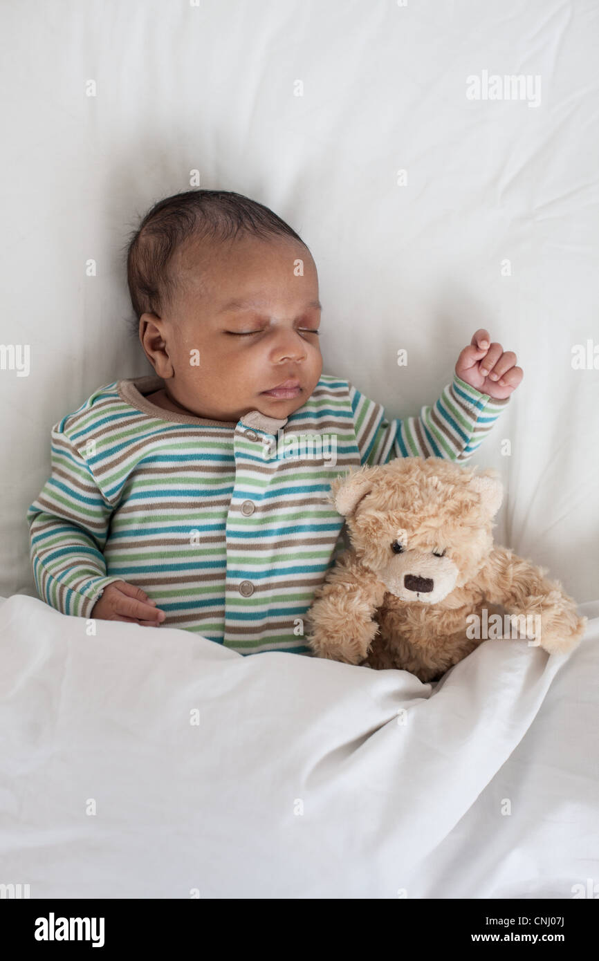 Bebé Recién Nacido Que Duerme En El Animal De Peluche. Fotos, retratos,  imágenes y fotografía de archivo libres de derecho. Image 63542073