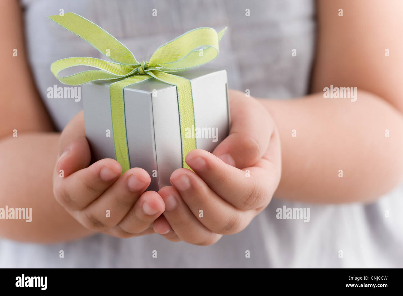 Chica sujetando un pequeño regalo Foto de stock